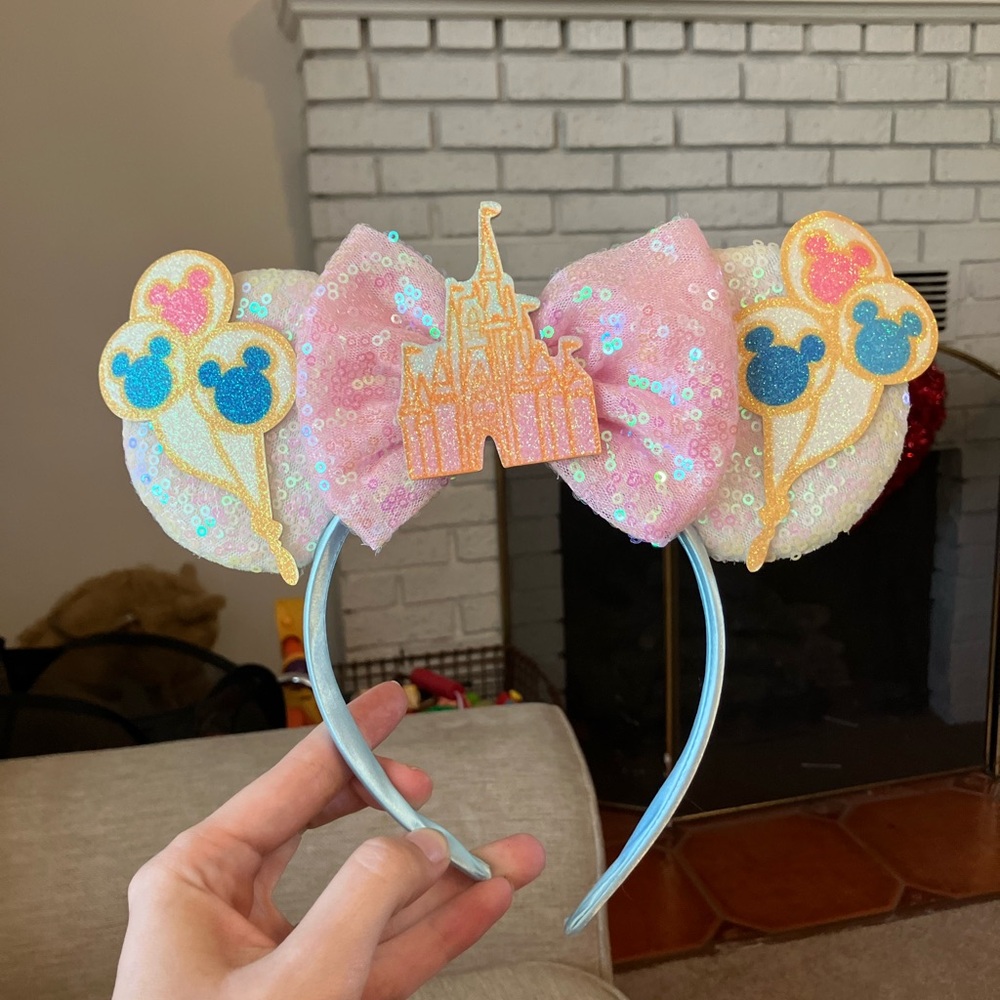 Disney castle and ballon’s pink bow ears